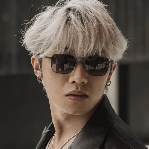 Bông tai bạc với thiết kế hoa lá tinh xảo được trưng bày trên nền trắng