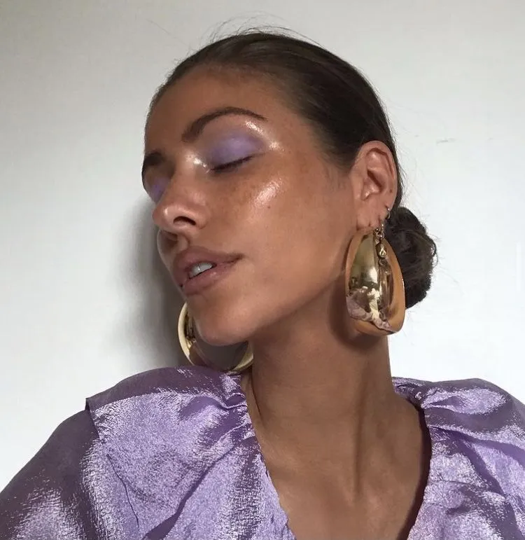 Fashionista phối bông tai khuyên tròn với áo sơ mi oversized