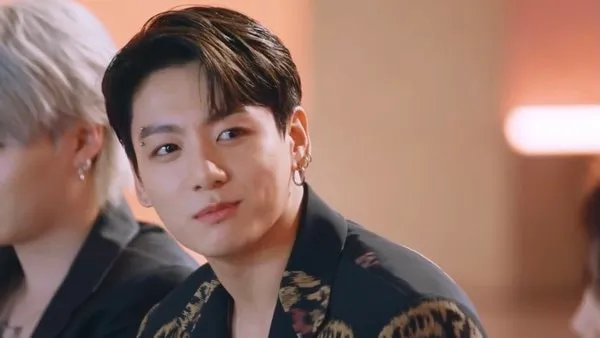 Jungkook xuất hiện với khuyên môi tại The Fact Music Awards 2021