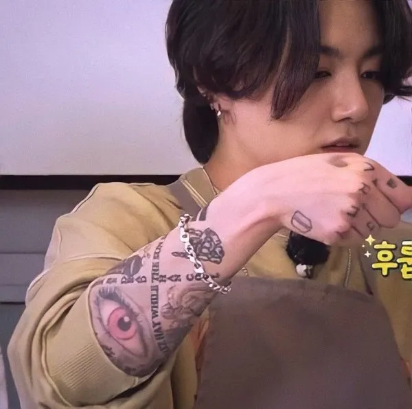 Hình xăm trên tay Jungkook