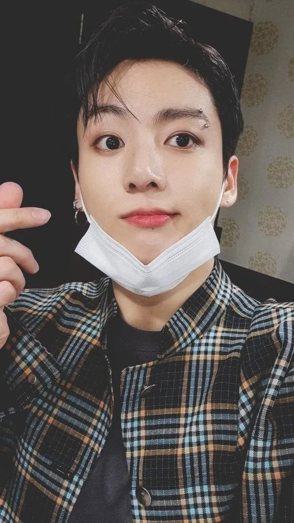 Khuyên lông mày của Jungkook