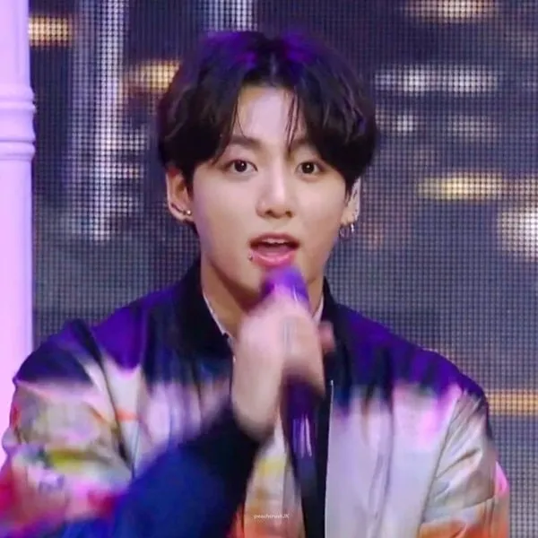 Jungkook với khuyên môi