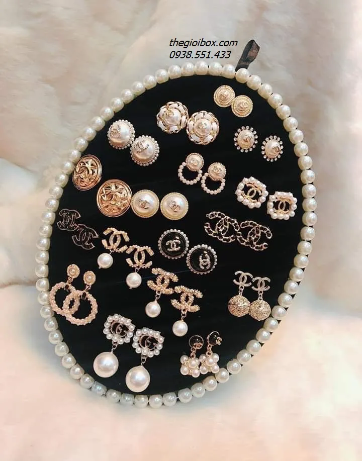 Chi tiết bề mặt nhung mềm mại bảo vệ bông tai khỏi trầy xước