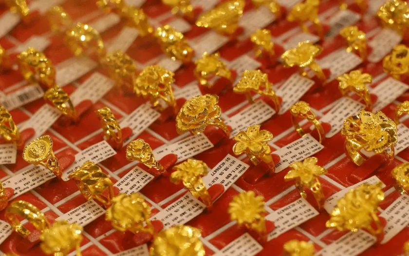 Bông tai vàng 18K với độ bền cao, phù hợp đeo hàng ngày