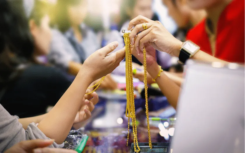 Nghệ nhân Mi Hồng đang hoàn thiện bông tai vàng 18K