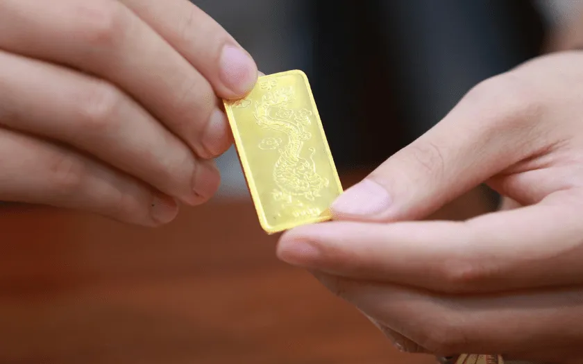 Bông tai vàng 18K đính đá quý sang trọng