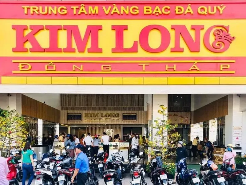 Khách hàng đông đúc giao dịch tại trung tâm vàng bạc đá quý Kim Long Đồng Tháp