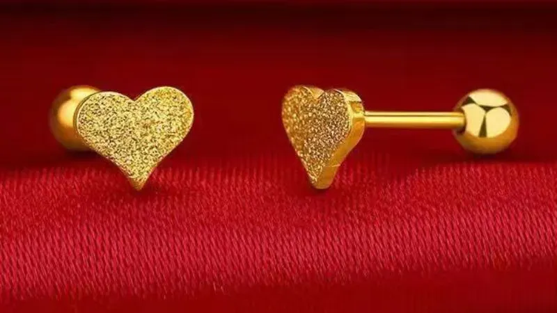Bông tai vàng 18K hình trái tim mang vẻ đẹp ngọt ngào, nữ tính