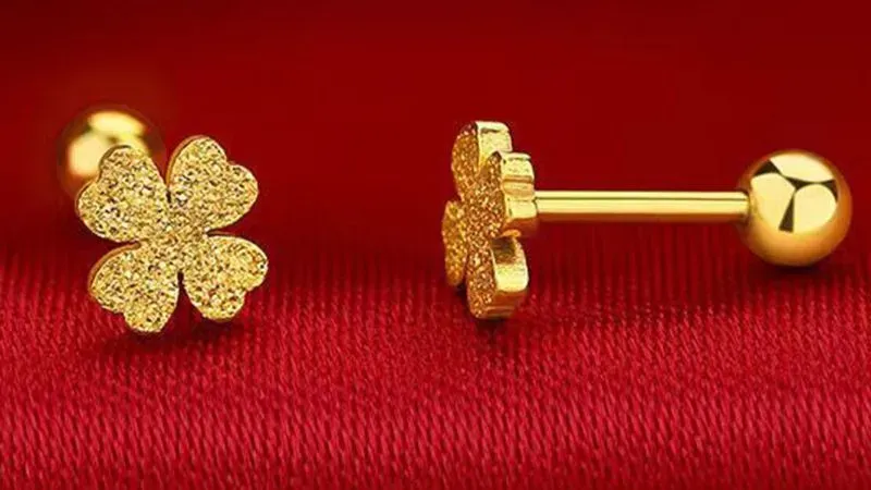 Bông tai vàng 18K hình cỏ 4 lá mang ý nghĩa may mắn, hạnh phúc