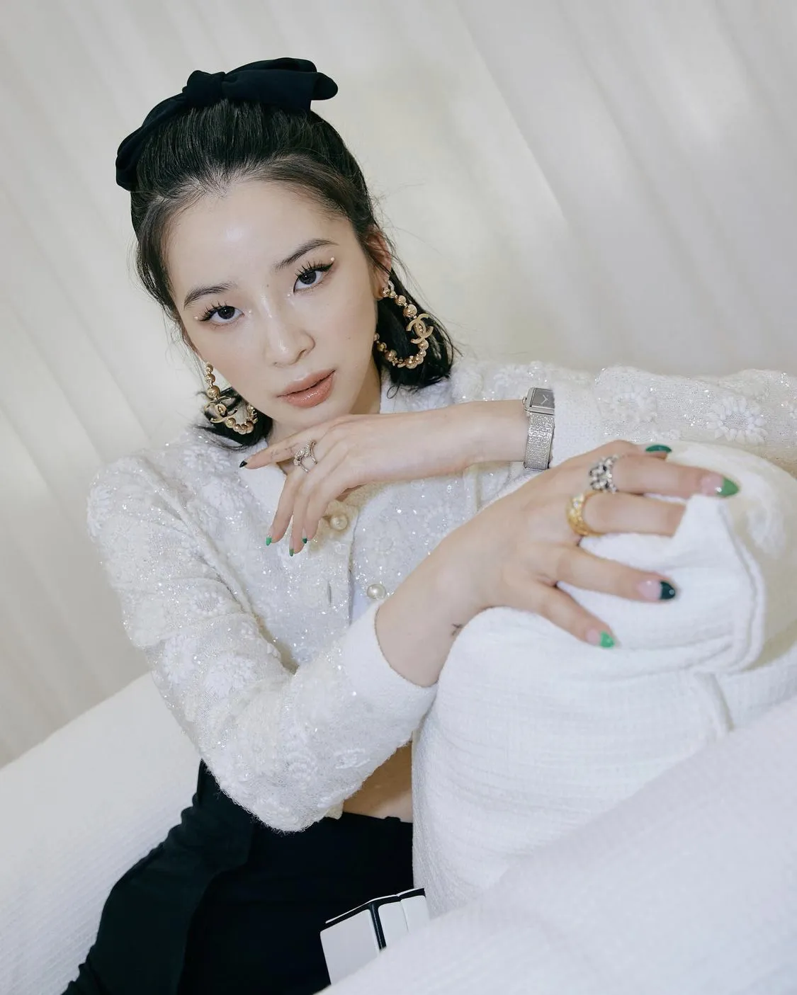 Người mẫu đeo ear cuff kim loại với áo tank top