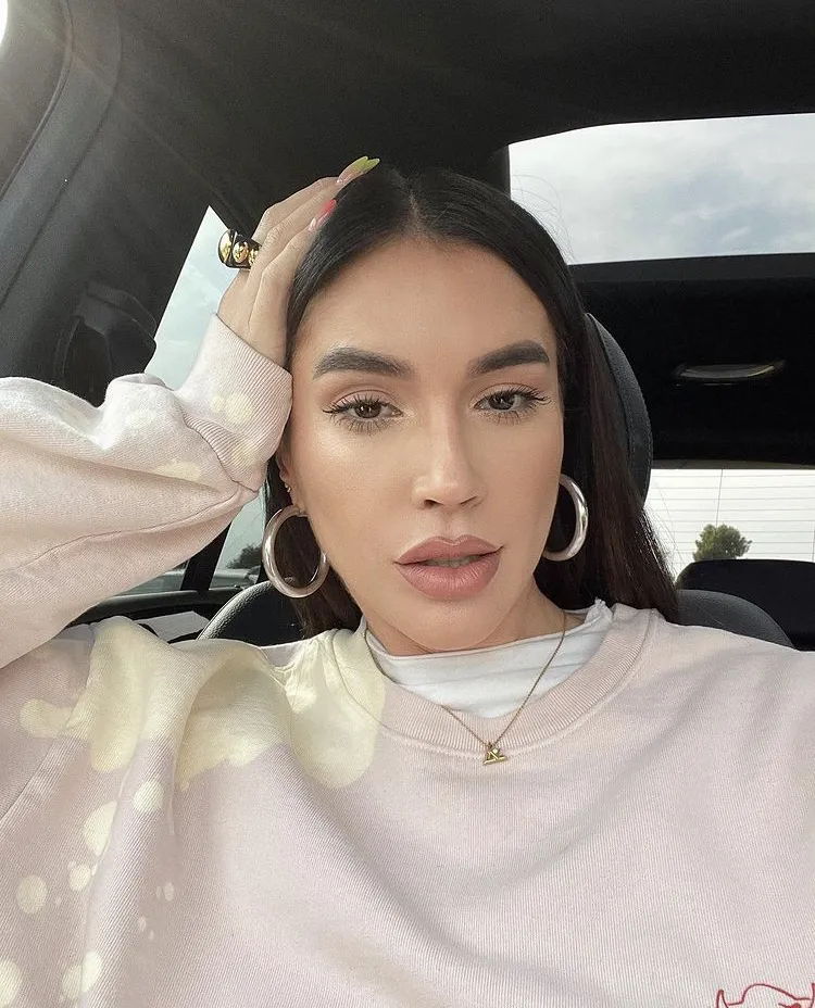 Brittany Xavier kết hợp bông tai khuyên tròn với blazer