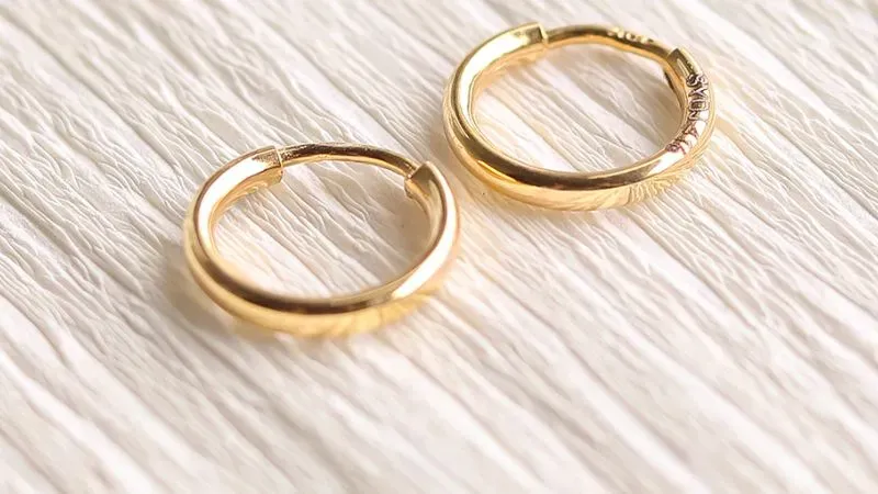 Bông tai khoen tròn vàng 18K dễ phối đồ cho nhiều phong cách khác nhau