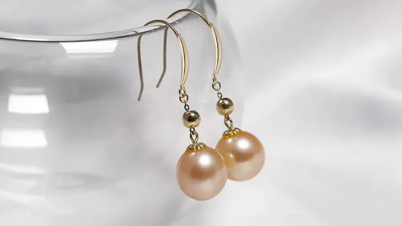 Bông tai vàng 18K dạng drop phối ngọc trai mang vẻ đẹp mềm mại, nữ tính