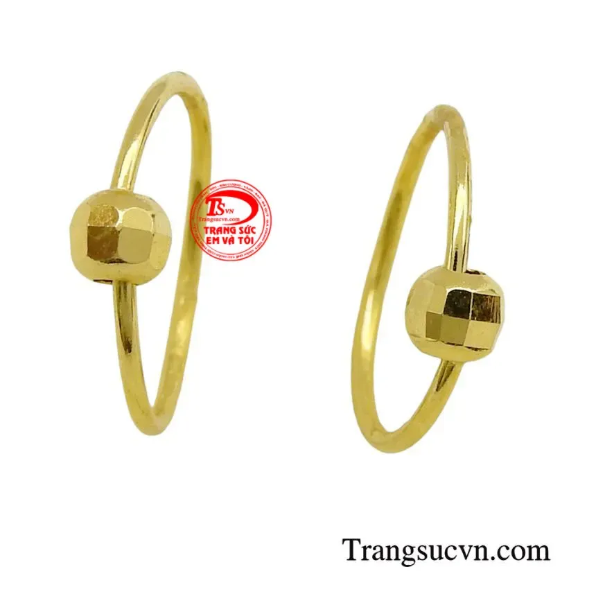 Chi tiết bề mặt bông tai vàng tây được đánh bóng sáng bóng