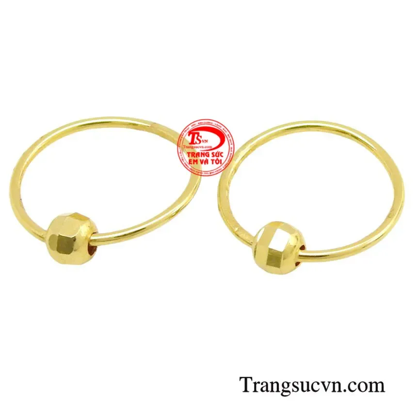 Bông tai hình tròn với bề mặt nhẵn bóng không góc cạnh