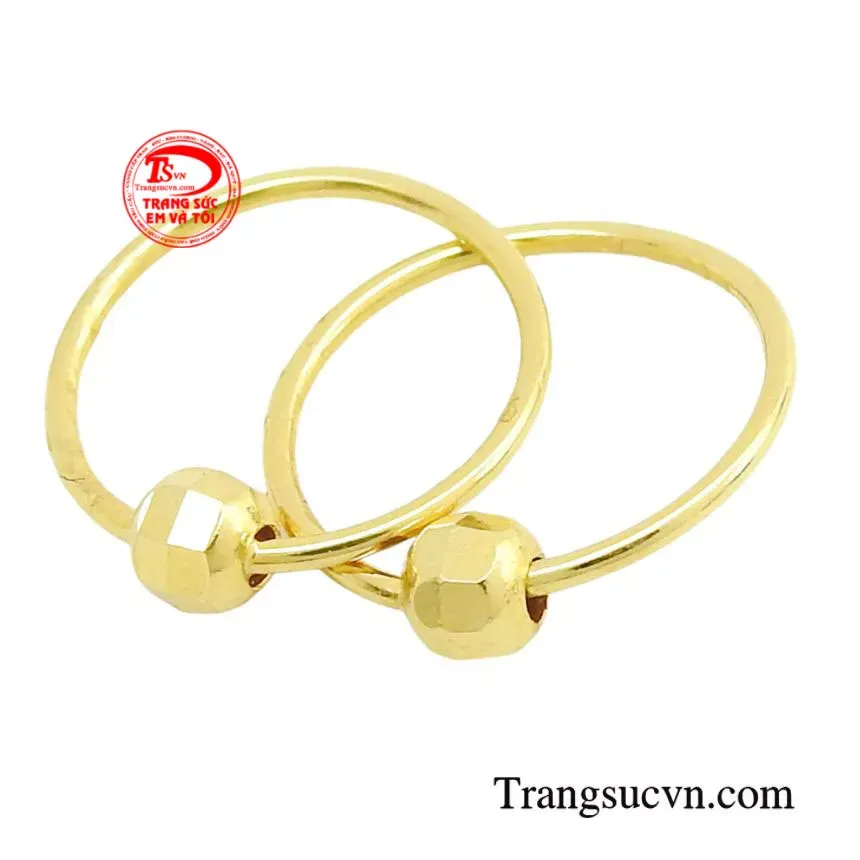 Bông tai vàng tây được trưng bày trong hộp đựng chuyên dụng