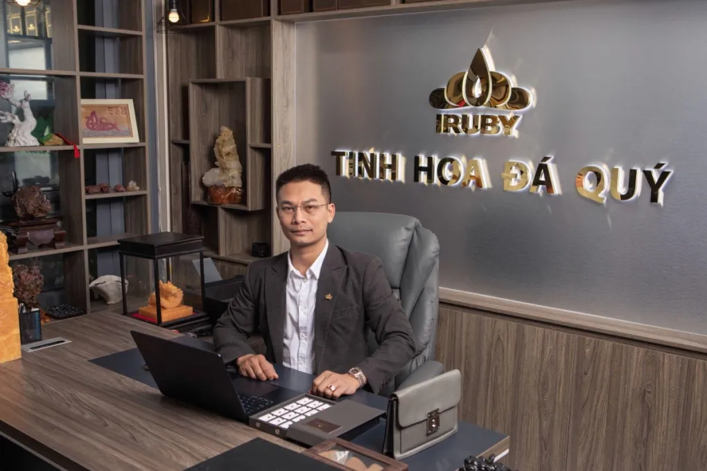 Ông Nguyễn Ngọc Tú trong buổi tư vấn khách hàng về đá quý tại showroom Iruby