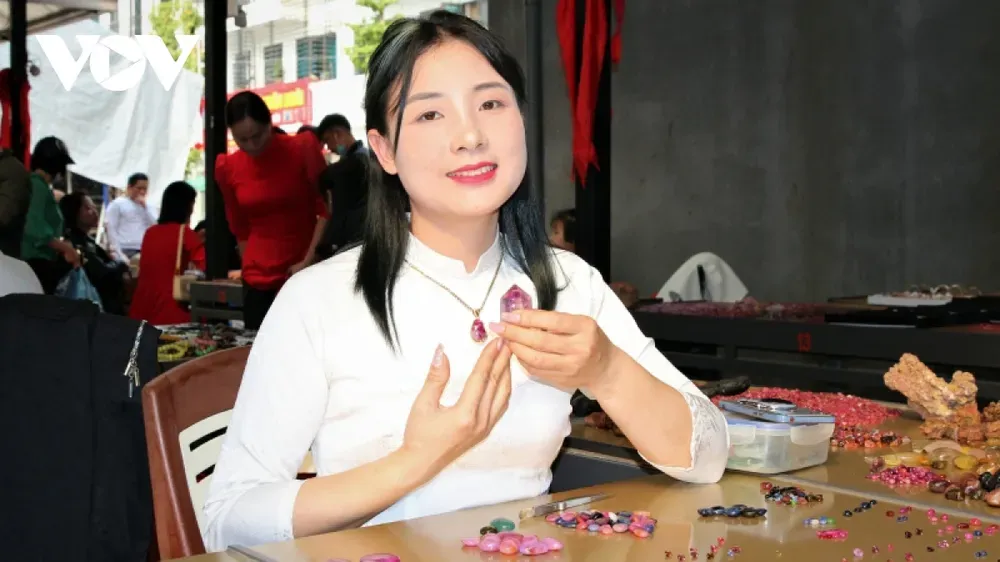 Các gian hàng tại chợ đá quý trưng bày công khai những viên đá có giá trị lên đến hàng trăm triệu đồng