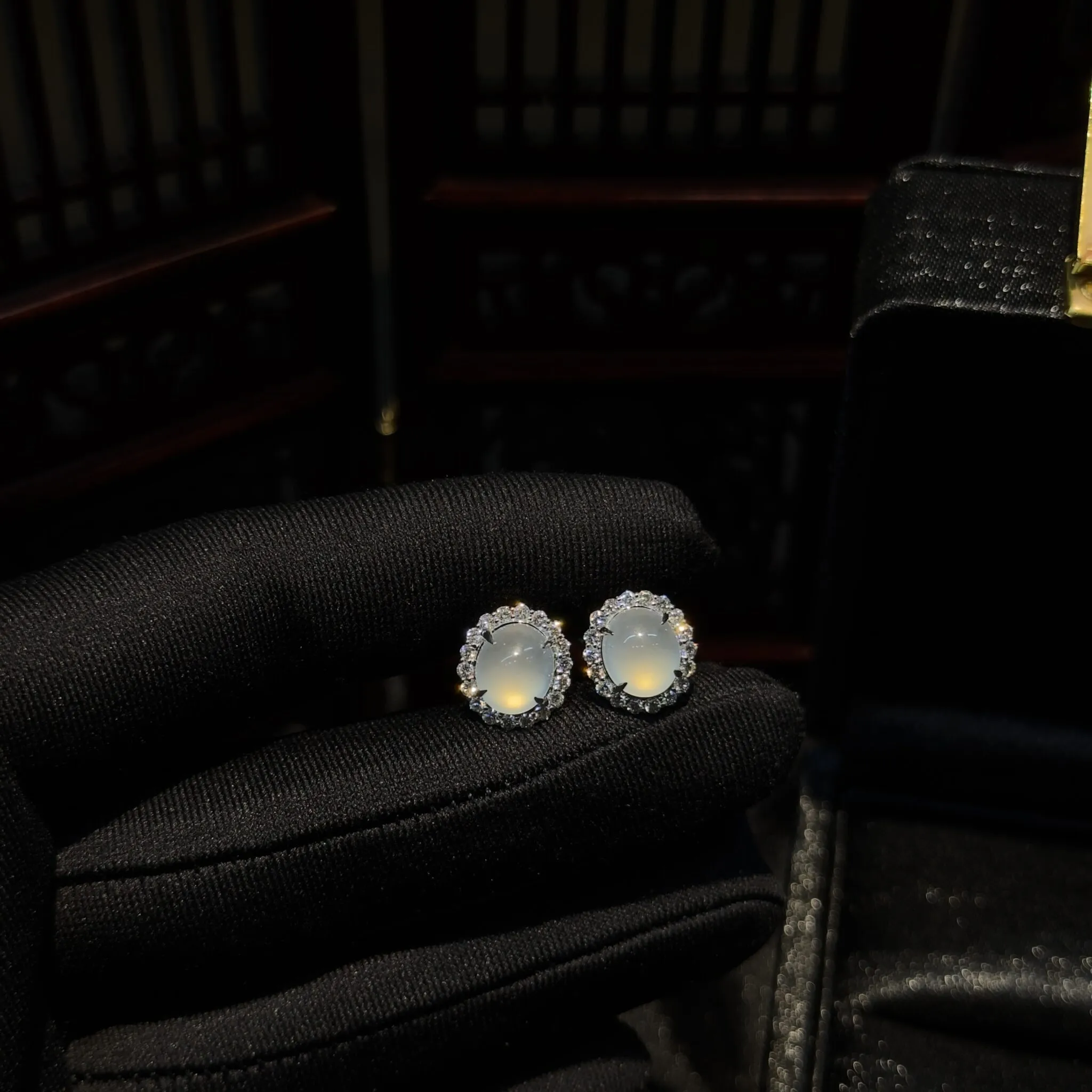 Mẫu khuyên tai ngọc phỉ thúy Myanmar với sắc xanh lý tươi sáng và độ bóng vượt trội