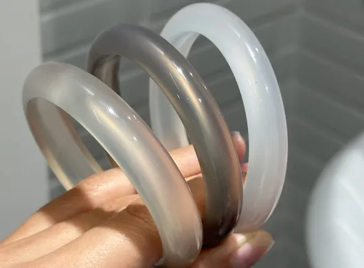 Hiệu ứng khói quang di chuyển trên bề mặt viên Bạch Nguyệt Quang