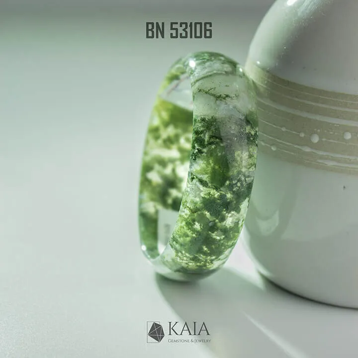 Vòng ngọc bích thiên nhiên cao cấp với màu xanh đậm đặc trưng