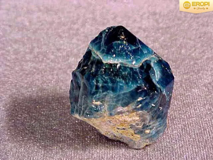 Apatite xanh với sắc màu rực rỡ tương tự Paraiba Tourmaline