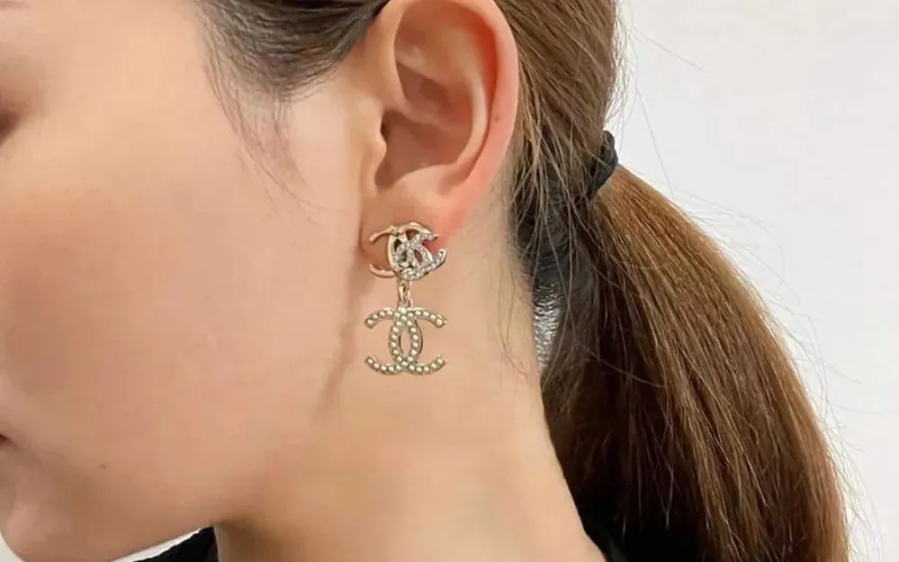 Bông tai Chanel Triple CC Drop Métiers D'Art màu vàng