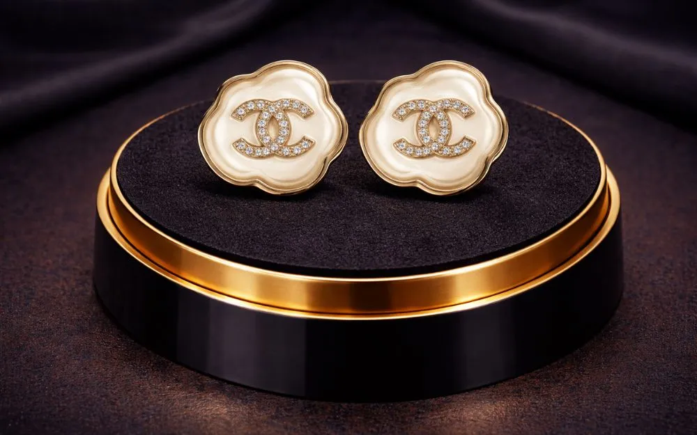 Bông tai Chanel CC Stud với resin trắng và đá crystal