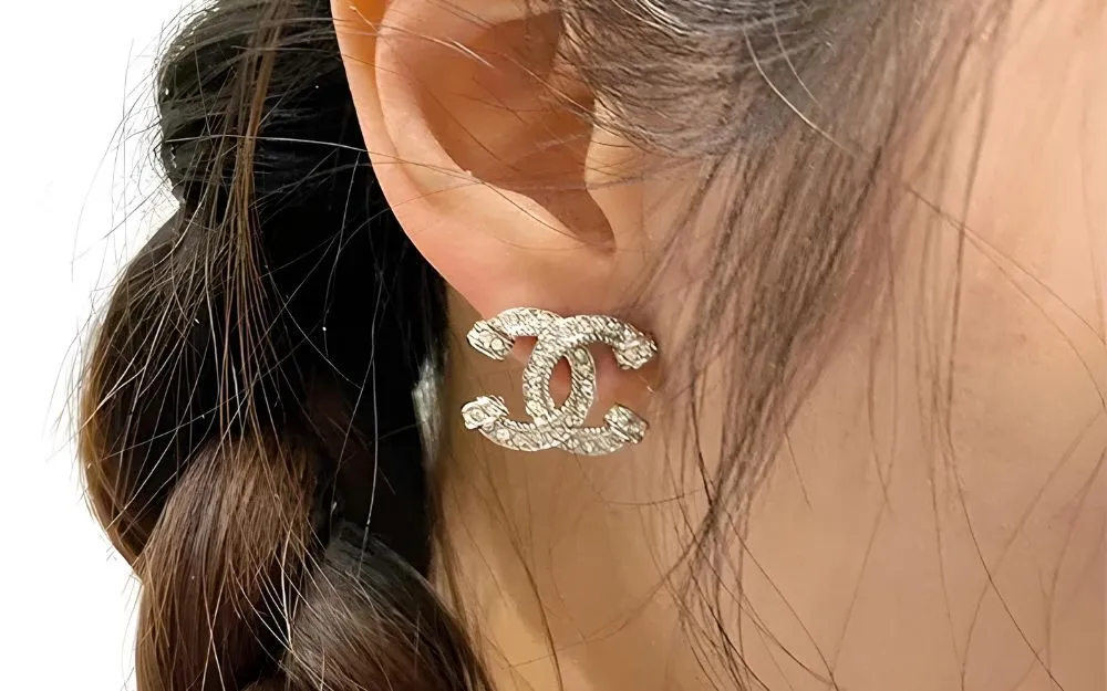 Bông tai Chanel CC Stud màu bạc với thiết kế tối giản