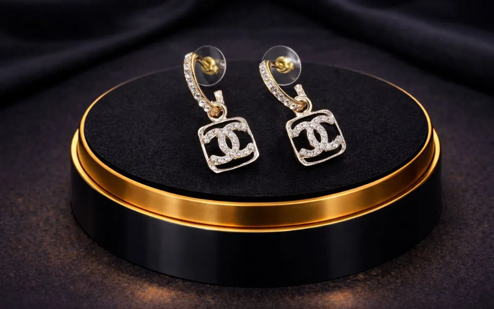 Bông tai Chanel Classic Hollow Square với khung vuông rỗng