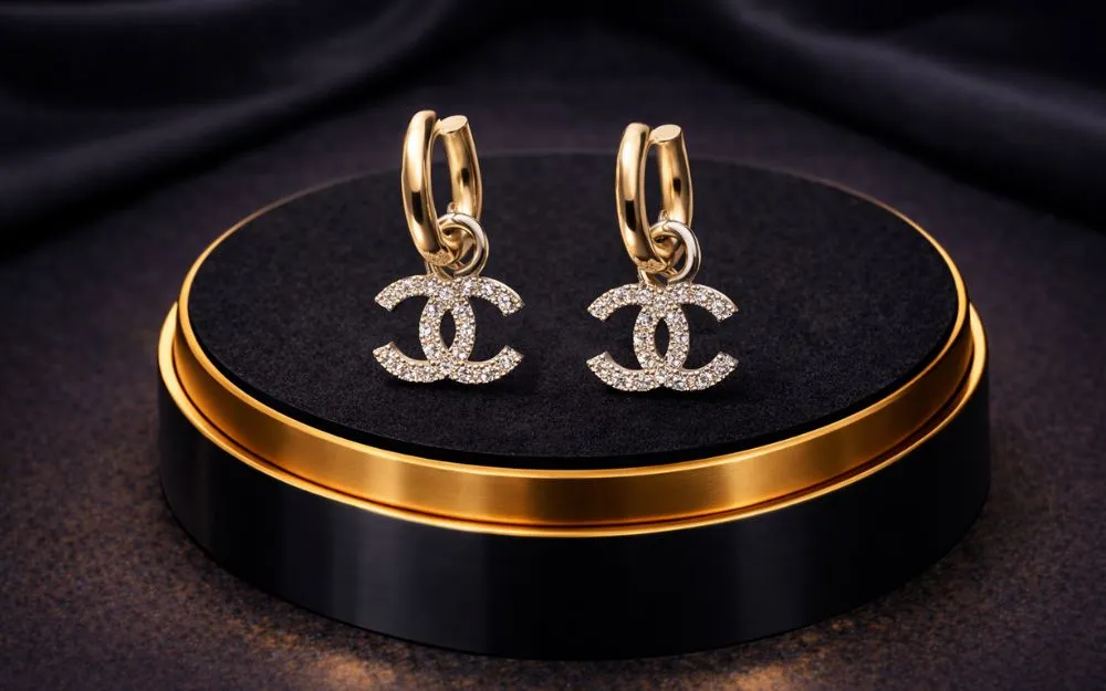 Bông tai Chanel CC Logo vàng trắng thanh lịch