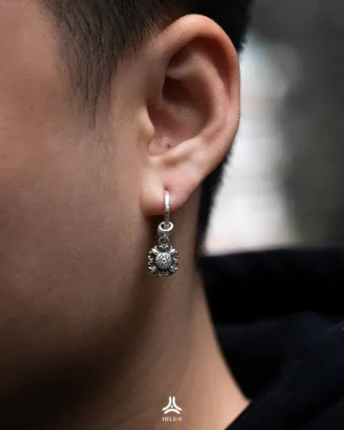 Các loại khuyên tai chất lượng cao được trưng bày trên nền trắng