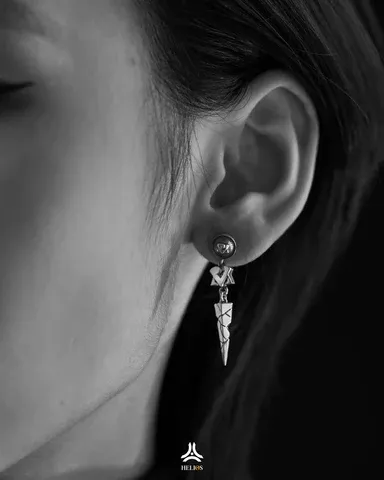 Khuyên tai bạc S925 với thiết kế hiện đại