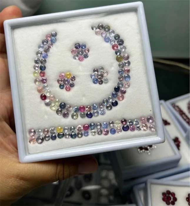 Khách hàng đang lựa chọn và kiểm tra chất lượng đá quý tại cửa hàng trang sức uy tín ở Myanmar