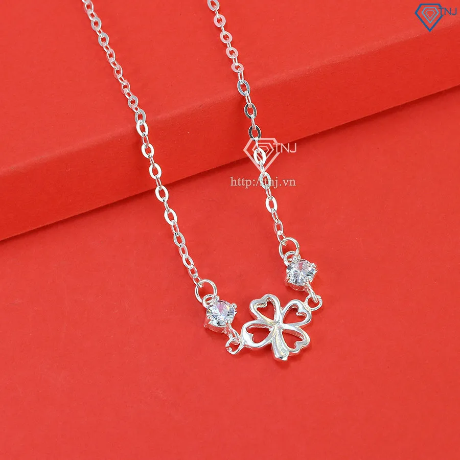 Chi tiết họa tiết cỏ 4 lá trên lắc chân bạc với đá nhân tạo đính kèm