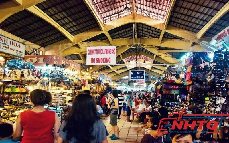 Khu vực bán sỉ phụ kiện tại chợ đầu mối với nhiều mặt hàng từ Quảng Châu