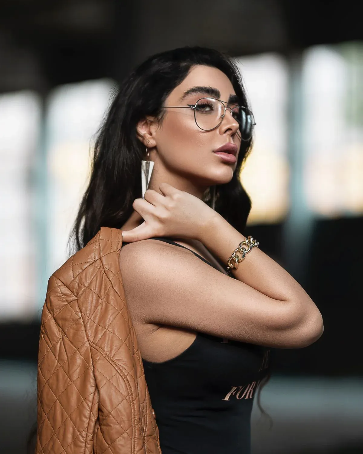 Lỗ đeo bông tai bị sưng đỏ do phản ứng dị ứng với kim loại