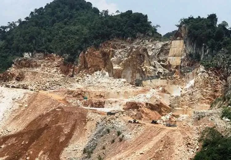 Mỏ khai thác đá quý tại Yên Bái với máy móc hiện đại