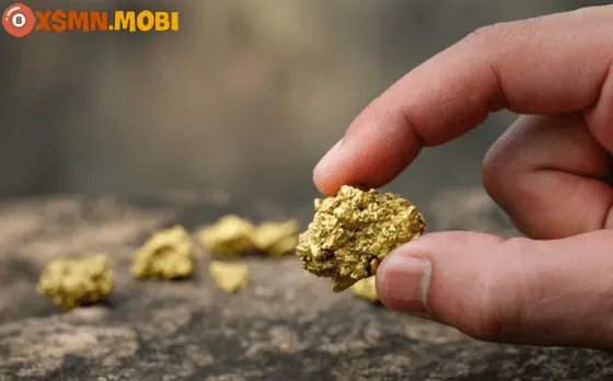 Người phụ nữ mang thai đang mơ thấy nhặt được vàng trong giấc ngủ