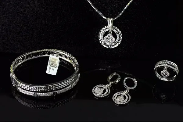 Bông tai vàng trắng ý PNJ với thiết kế tinh xảo và đá quý lấp lánh