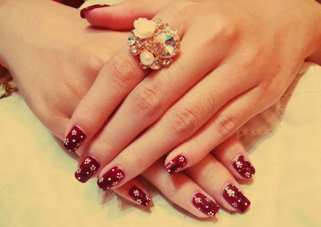 Bông tai vàng 18K với họa tiết hoa văn cổ điển được chế tác thủ công