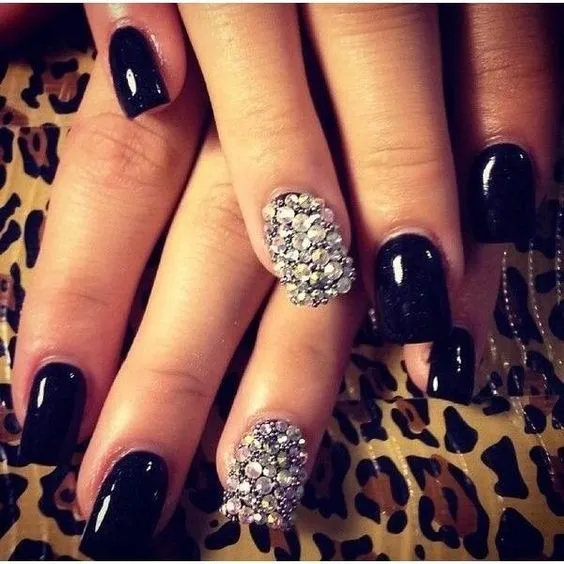 Bông tai sapphire xanh dạng giọt nước được bao quanh bởi kim cương nhỏ