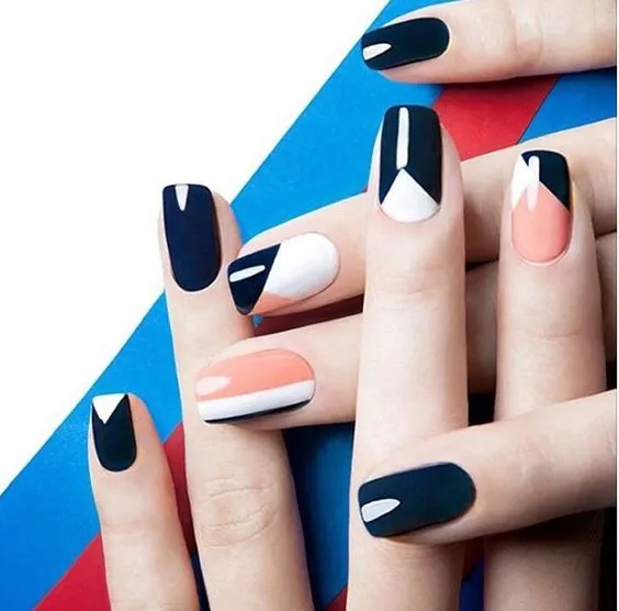 Bông tai ngọc trai Nam Dương với ánh xà cừ tự nhiên trên nền vàng hồng