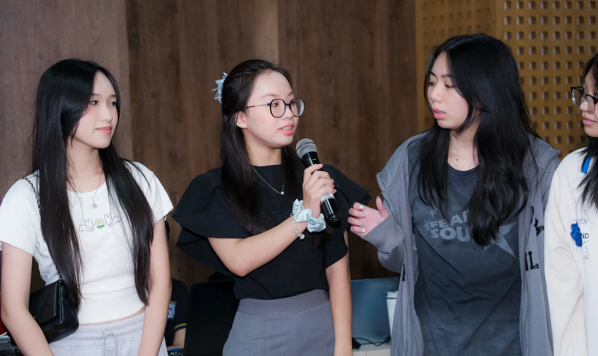 Bộ sưu tập bông tai vàng và kim cương với nhiều kiểu dáng khác nhau