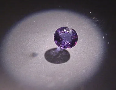 Ngọc hồng lựu màu lam tím với hiệu ứng đổi màu