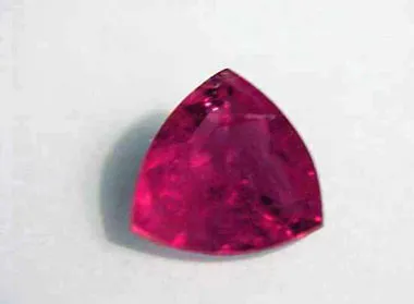 Beryl đỏ với màu đỏ thẫm đặc trưng và độ trong suốt cao