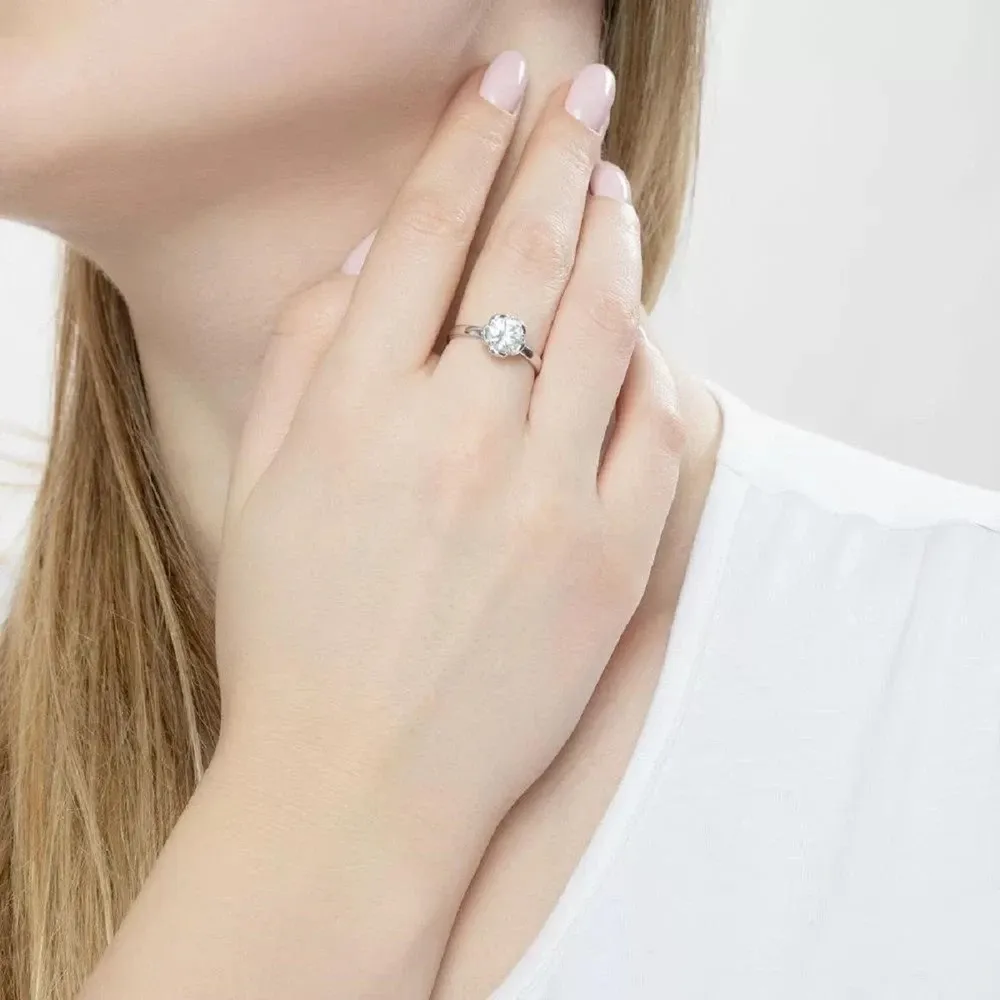 Nhẫn bạc 925 với thiết kế đính đá pha lê Swarovski tạo điểm nhấn sang trọng