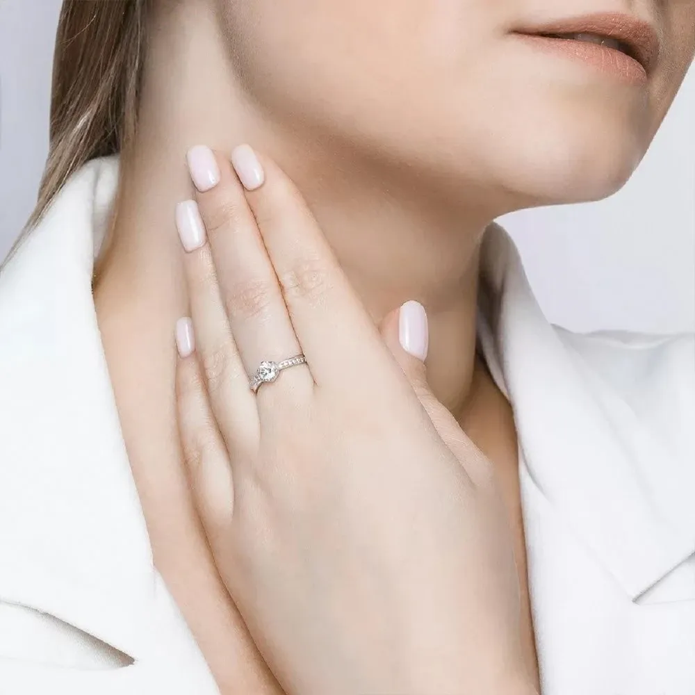 Thiết kế nhẫn bạc 925 của Sokolov kết hợp đá pha lê Swarovski với kỹ thuật mạ rhodium