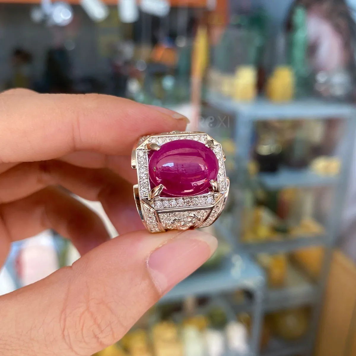 Mẫu nhẫn nam chế tác từ vàng trắng gắn đá Ruby đỏ mang đậm phong cách thượng lưu