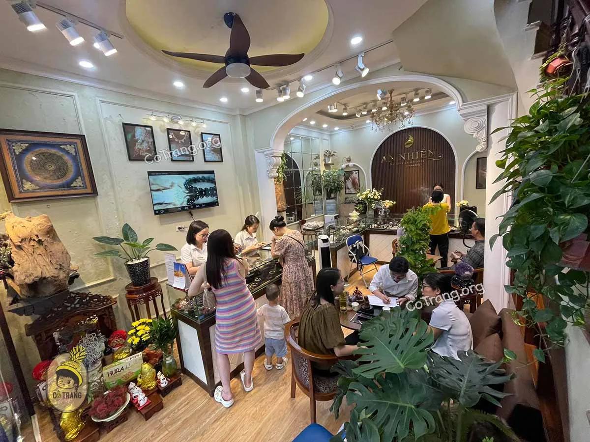 Cửa hàng Phong Thủy An Nhiên với thiết kế sang trọng và hiện đại